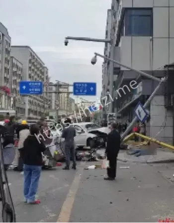 青岛小车失控撞人事件